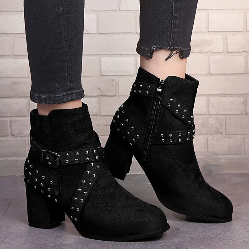 

Ботинки женские зимние с острым носком, флоковая однотонная повседневная обувь на молнии, с перекрестными заклепками, на резиновой подошве,...