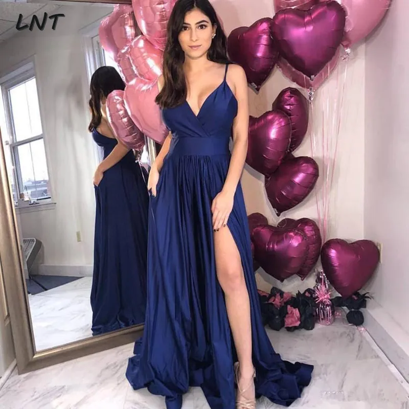 Женское вечернее платье на тонких бретельках темно-синее с V-образным вырезом и