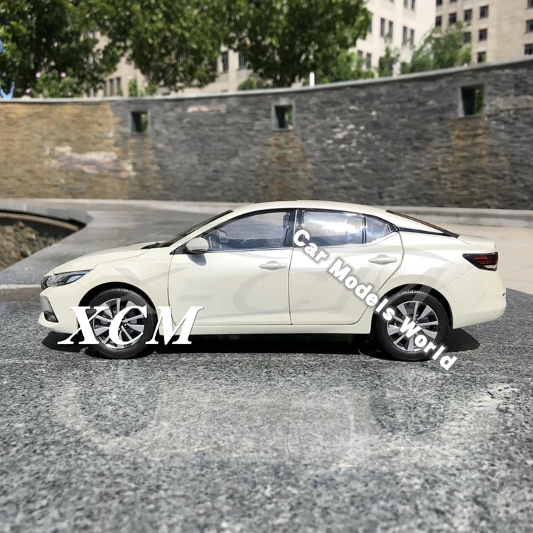 Литая под давлением модель автомобиля для Sylphy 1:18(белый)+ маленький подарок