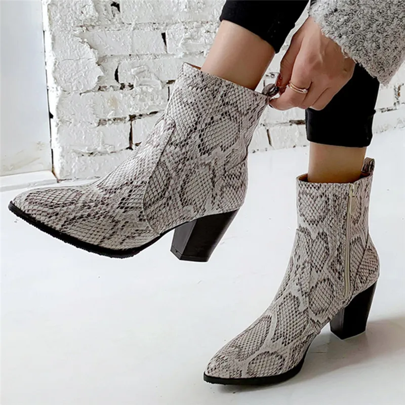 Женские ботинки из натуральной кожи с острым носком на массивном каблуке в стиле
