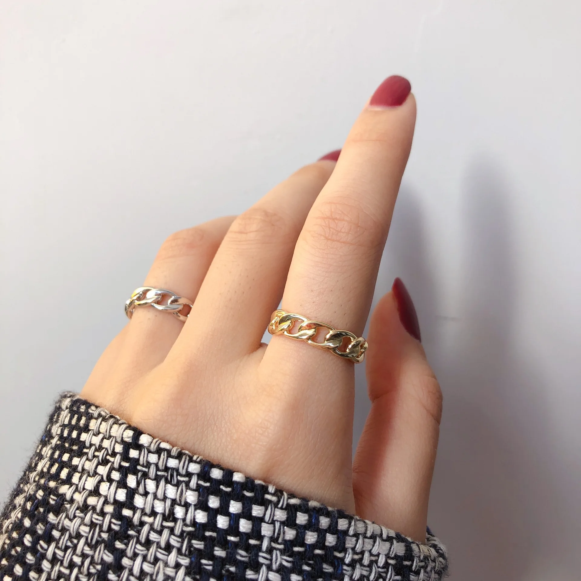 Женское массивное кольцо в стиле Ретро золотистое/серебристое с цепочкой