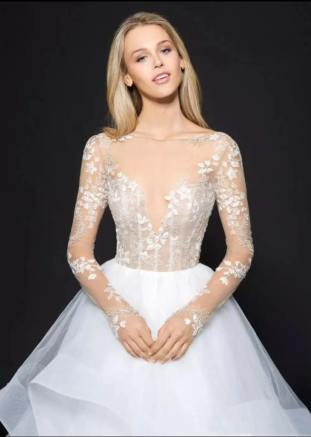 

Luxury Princess Wedding Dresses Long Sleeve V Neck Open Back Applique Ruffles Organza Beaded Tiered Skirt A-Line Bridal Gown New