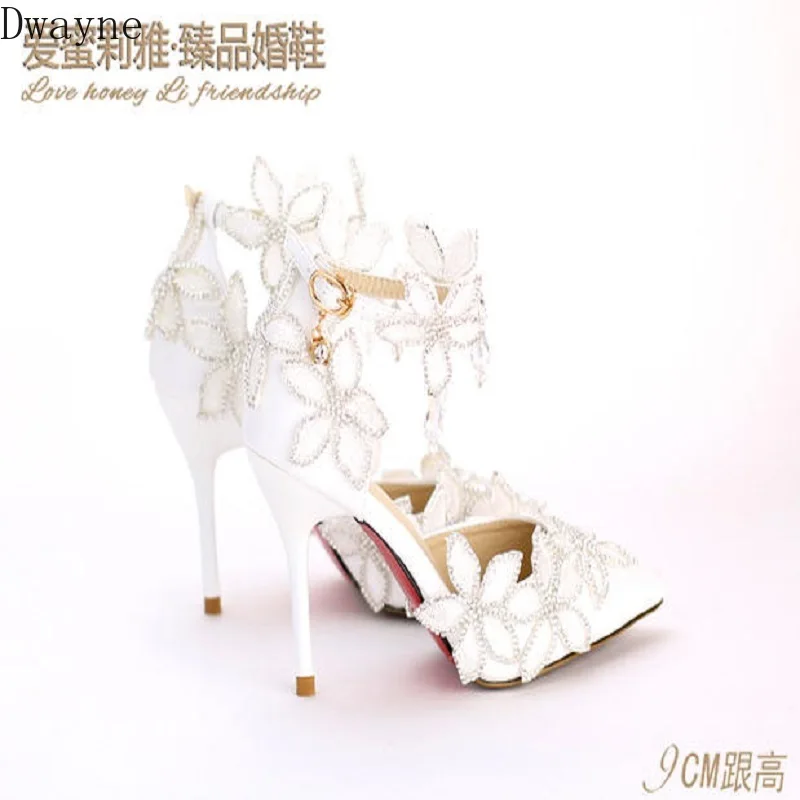 Свадебные туфли стразы с белыми кружевными цветами на очень высоком каблуке
