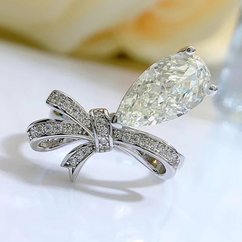 Женское кольцо с бантом из серебра 100% пробы со сверкающим муассанитом | Украшения
