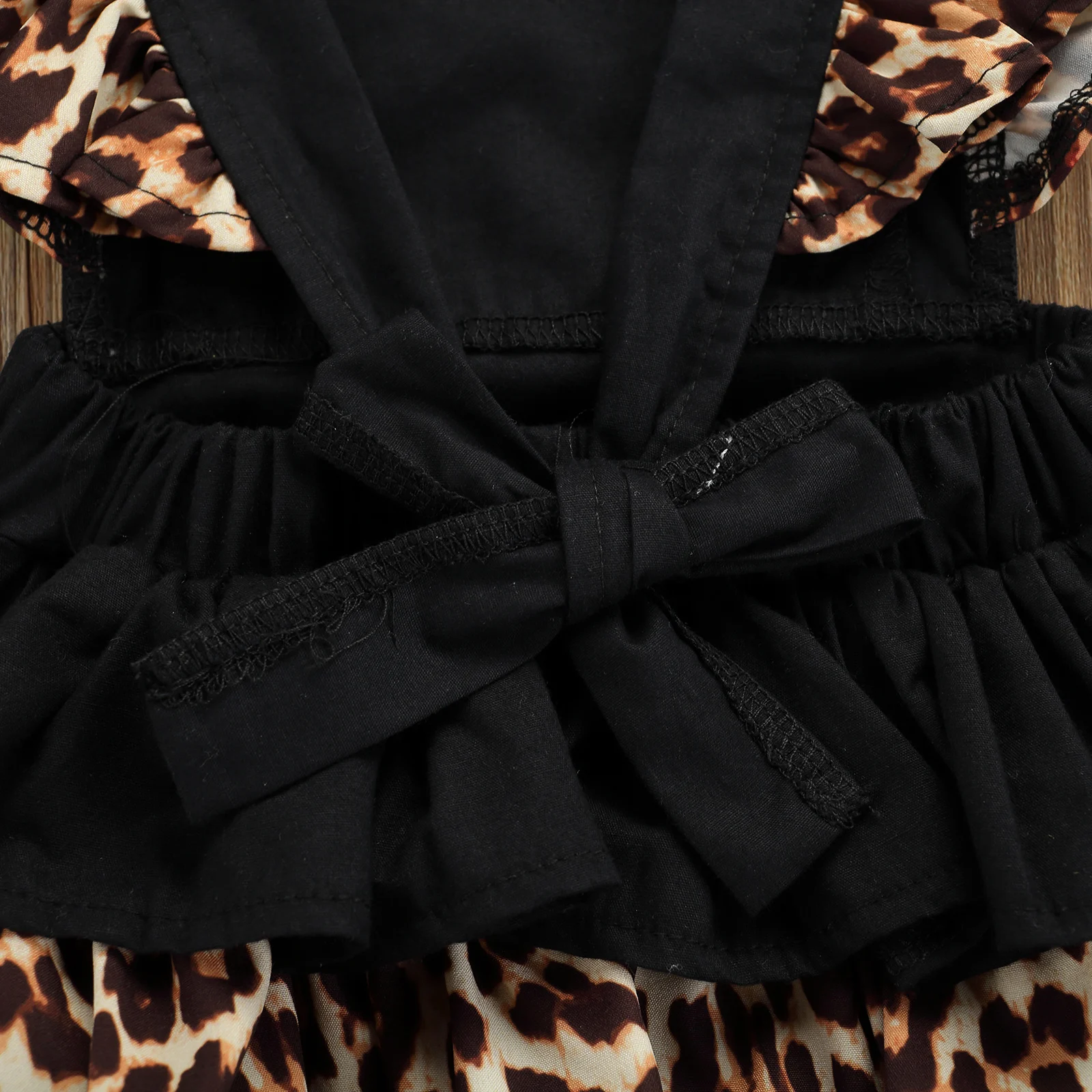 

0-24M Baby Leopard Print Clothes Set Flying Sleeve Square Collar Jumpsuit with Ruffles + Bow-knot Headband