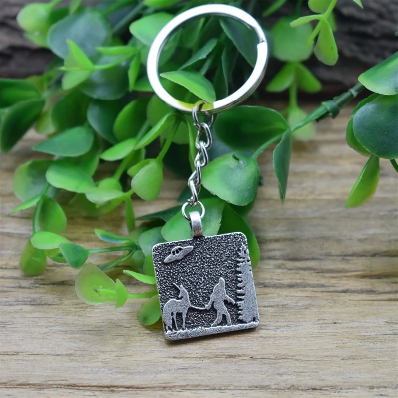 Sasquatch Bigfoot Keychain Forest Alien Spaceship Science Fiction Mysterious Jewelry | Украшения и аксессуары