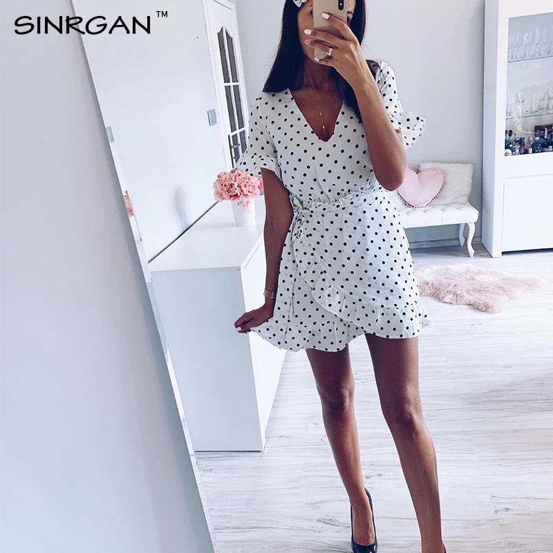 SINRGAN Белый Шифон Горошек Мини Пляжные Платья Лето Женщины С Коротким Рукавом V Шеи Оборками Сарафан Повседневная Вечеринка Bodycon Платье