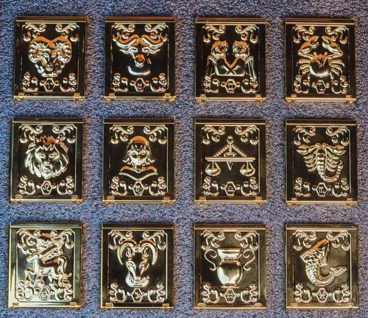 Чемодан RH 12 с изображением золотых святых бокс из ткани мифа Сейи созвездий