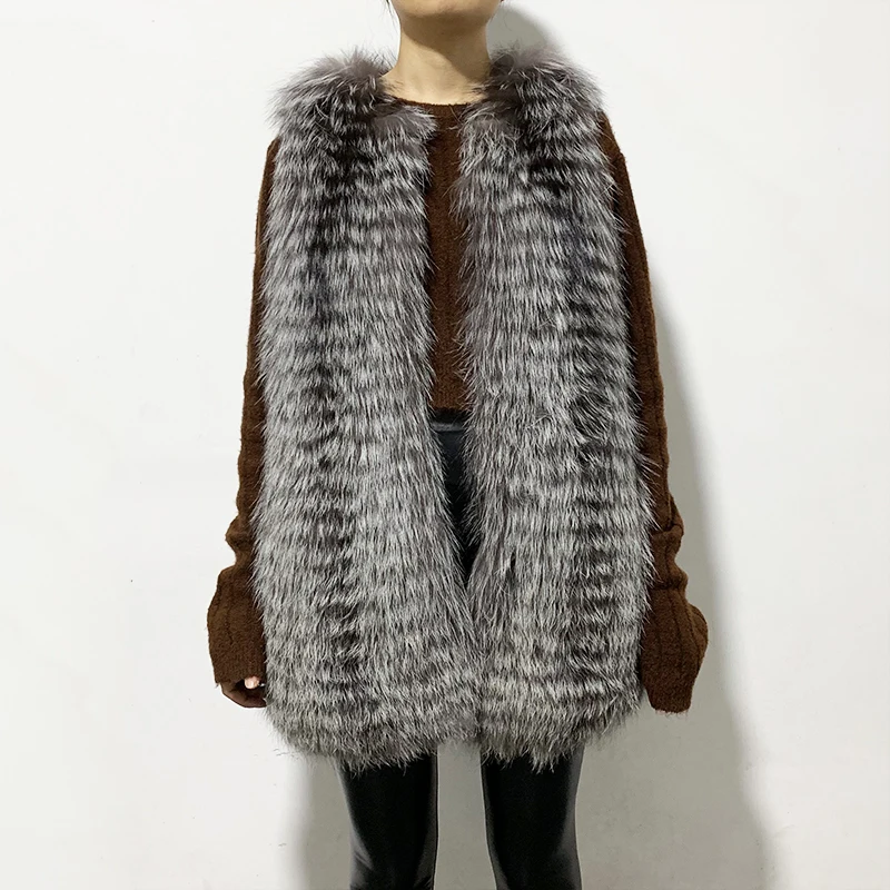 Женский меховой жилет в полоску винно-синем стиле |