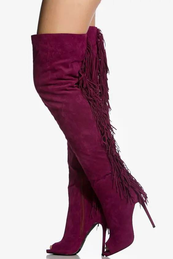 Модные женские сапоги до бедра с бахромой сзади выше колена на тонком каблуке