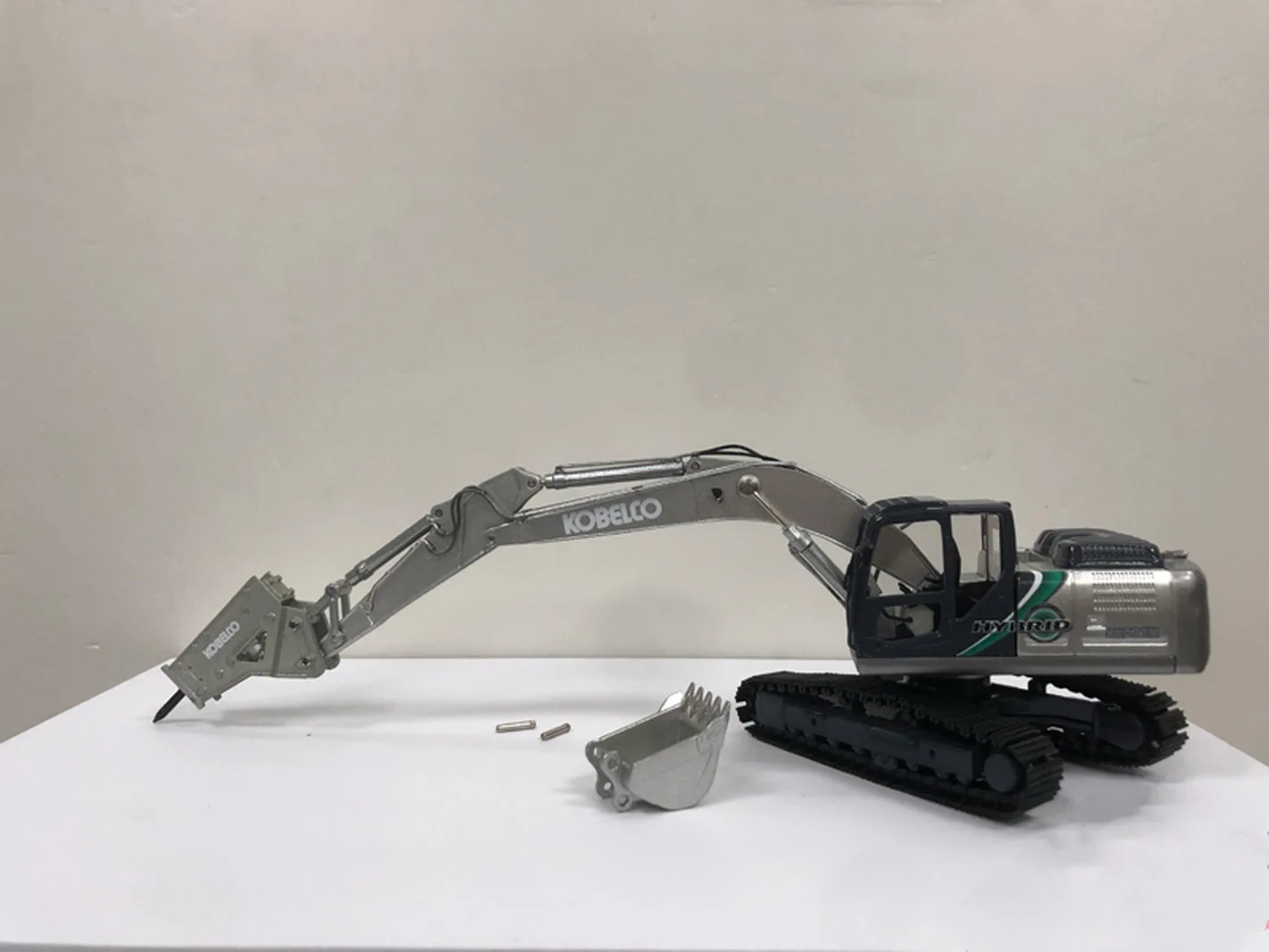 Гибридный экскаватор Motorart 1/50 KOBELCO SK200H-10 с отлитым под давлением молотковой дрелью