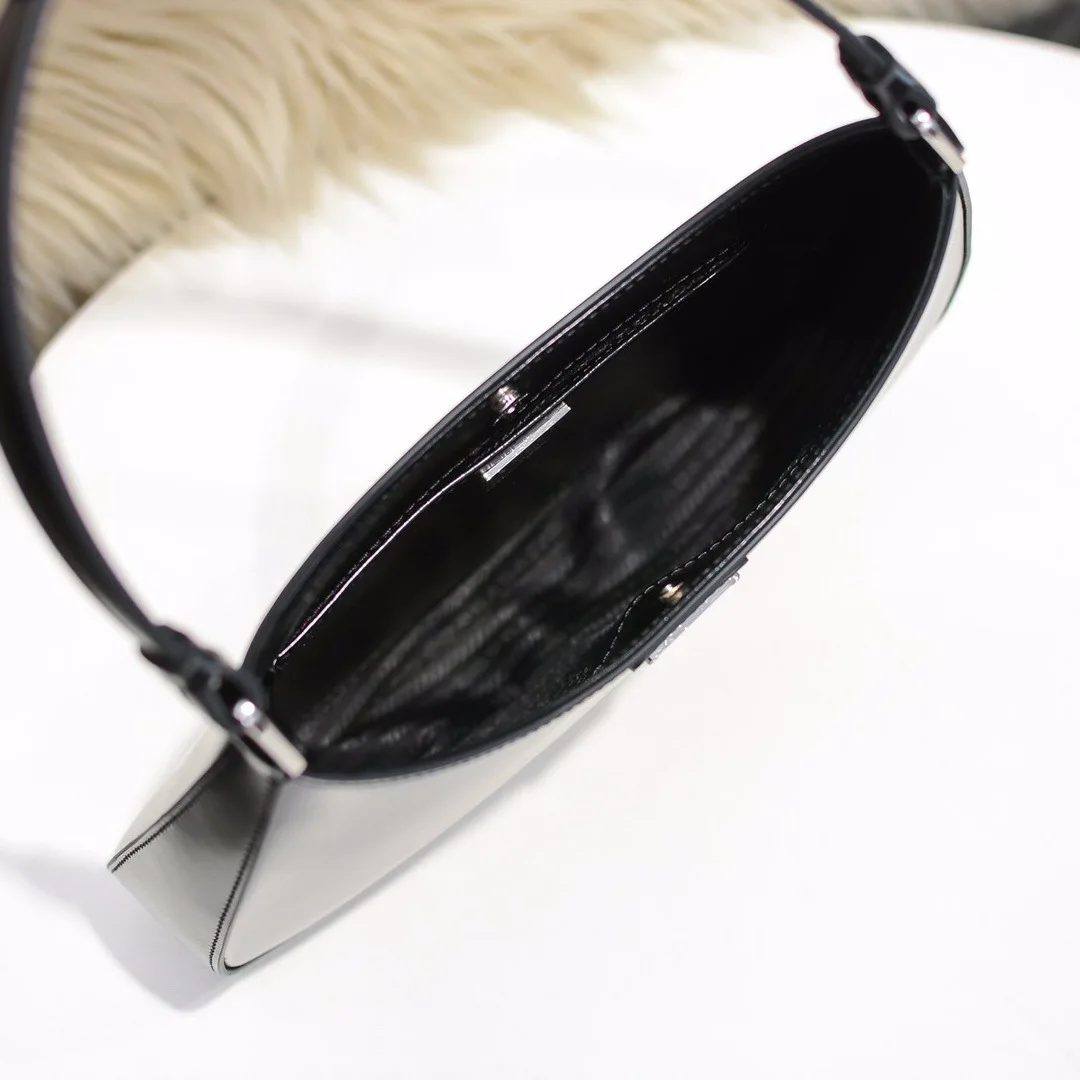 

2021 new luxury big-brand underarm bag fashion retro classic ladies bag bright leather triangle label shoulder bag handbag