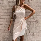 Женское элегантное приталенное мини-платье с открытыми плечами без рукавов с поясом