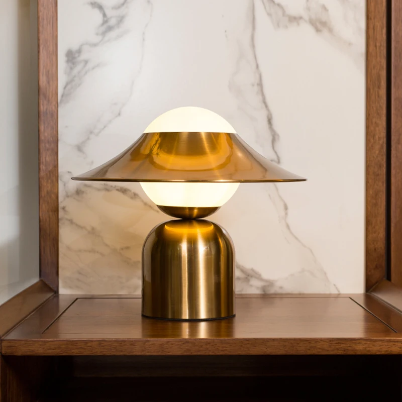 Простая настольная лампа в виде шляпы постмодернизированная прикроватная для