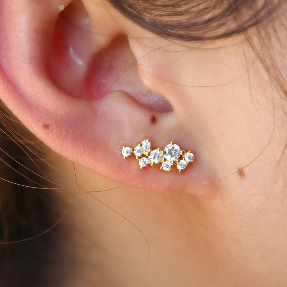 Минималистичные золотые и крошечные серьги гвоздики с тонкой линией нежный