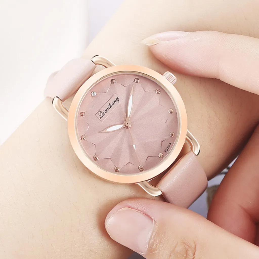 Модные женские часы наручные с тисненым цветком кожаным ремешком студенческие