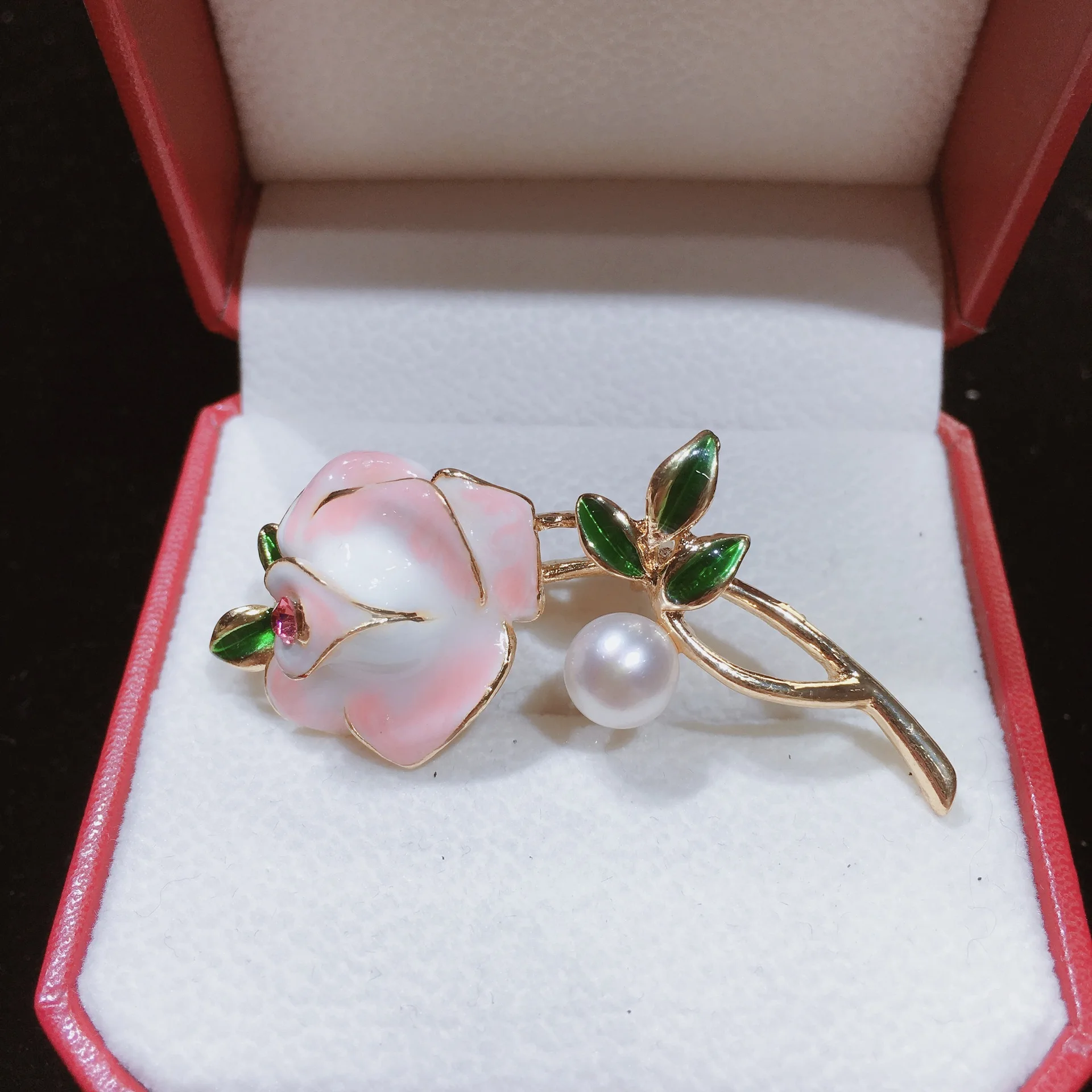 

Rose natural fresh water pearl brooch ceramic flower brooch finished product foreign trade wholesale