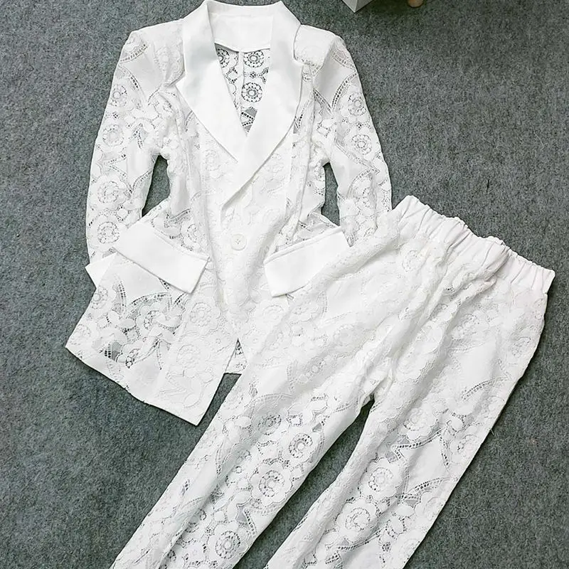 Женский кружевной пиджак черно-белый с пятиконечными рукавами и брюки в