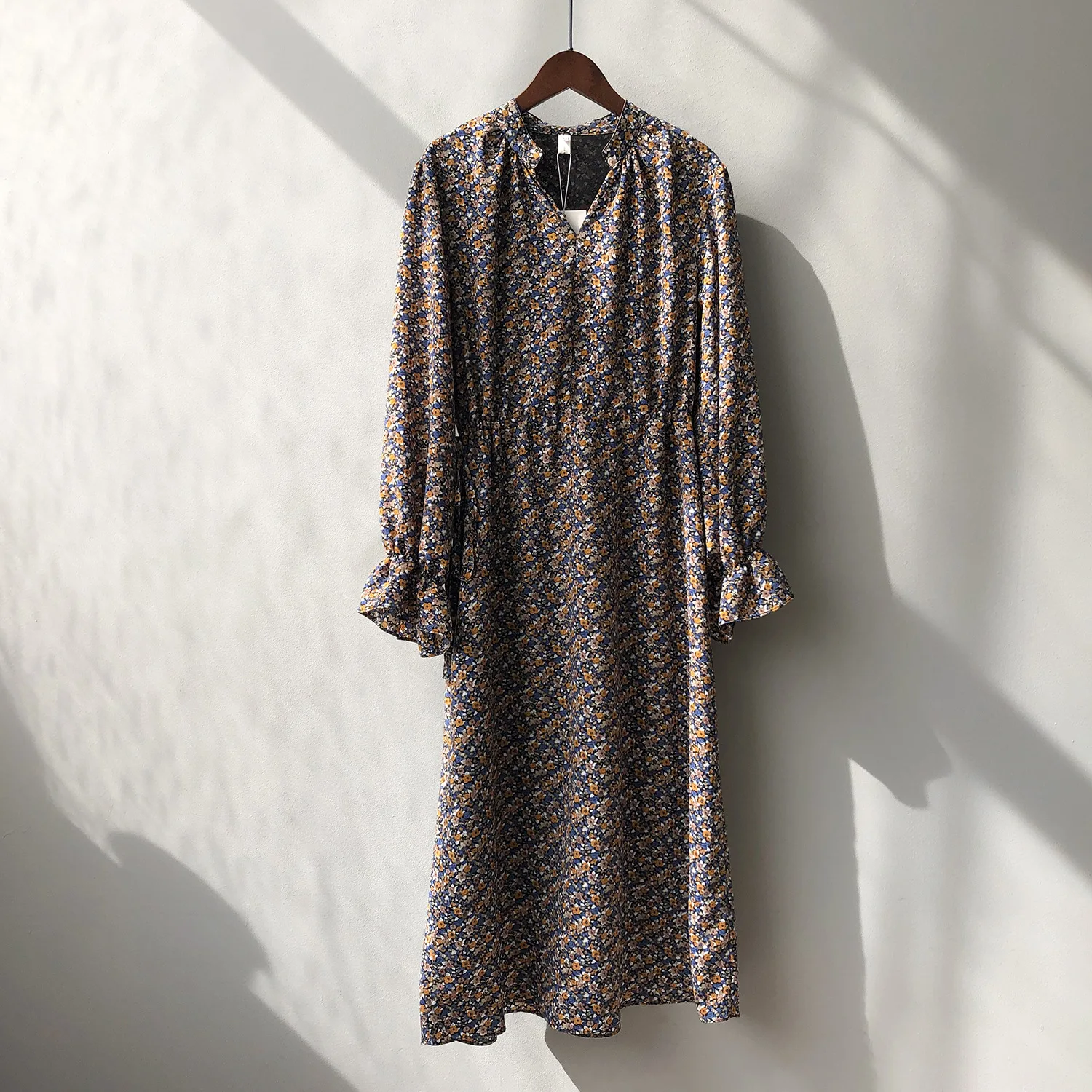 

COZOK Floral Dress Women's 2021 Spring New Korean V-neck Loose Lace Up Long Sleeve Bottomed Skirt 80090