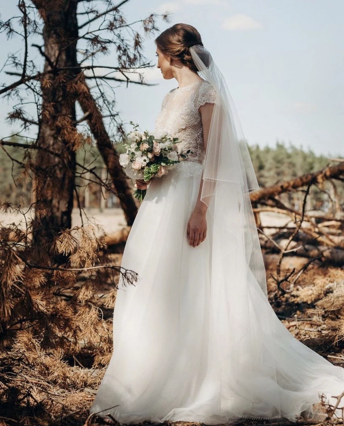 

Wedding Dress A-Line O-Neck Cap Sleeve Lace Appliques Sequined Pearls Button Back Floor Length Sweep Train Elegant Bride Gown