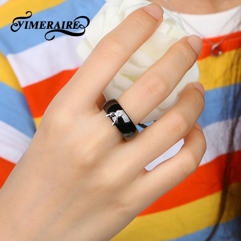 Женское керамическое кольцо черно-белое обручальное с фианитами 8 мм 925 |