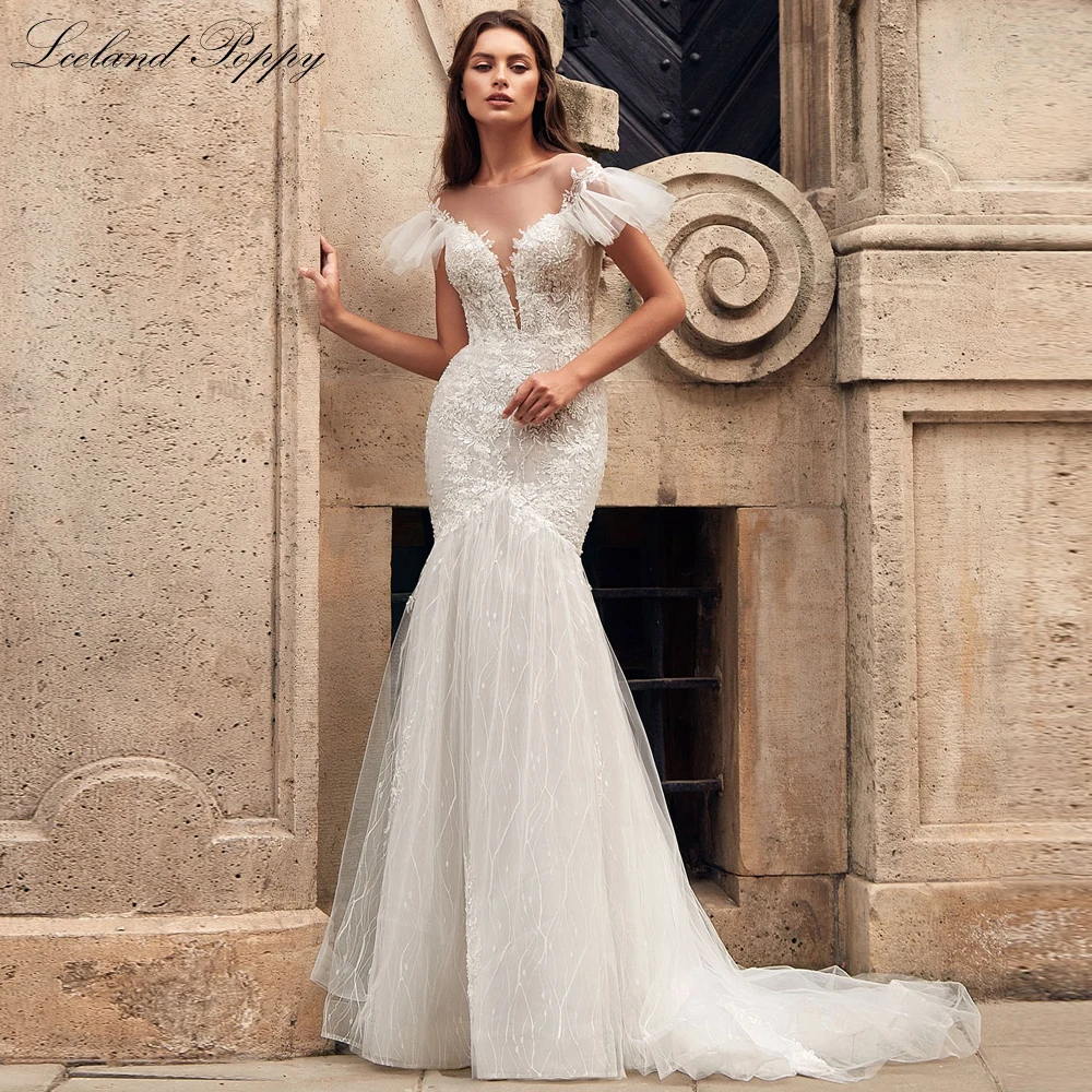 

Женское кружевное свадебное платье с юбкой годе и шлейфом