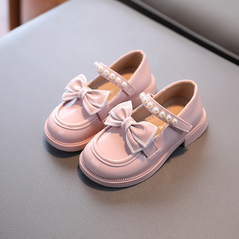 

Модные детские туфли принцессы с бантом 2022 кожаные туфли для девочек со стразами детская Праздничная обувь на мягкой подошве для выступлен...