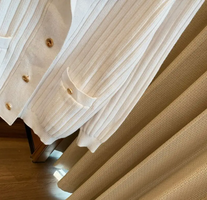 

Juice Snow 2020 Autumn And Winter Temperament White Sweater Jacket Women's Knitted Cardigan Lapel Pocket Loose Gold Buckle Top