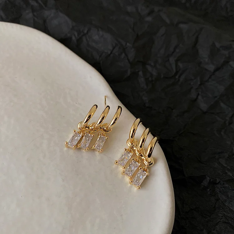 2022 новые золотые и черные серьги-гвоздики с тремя кубиками кристаллами для