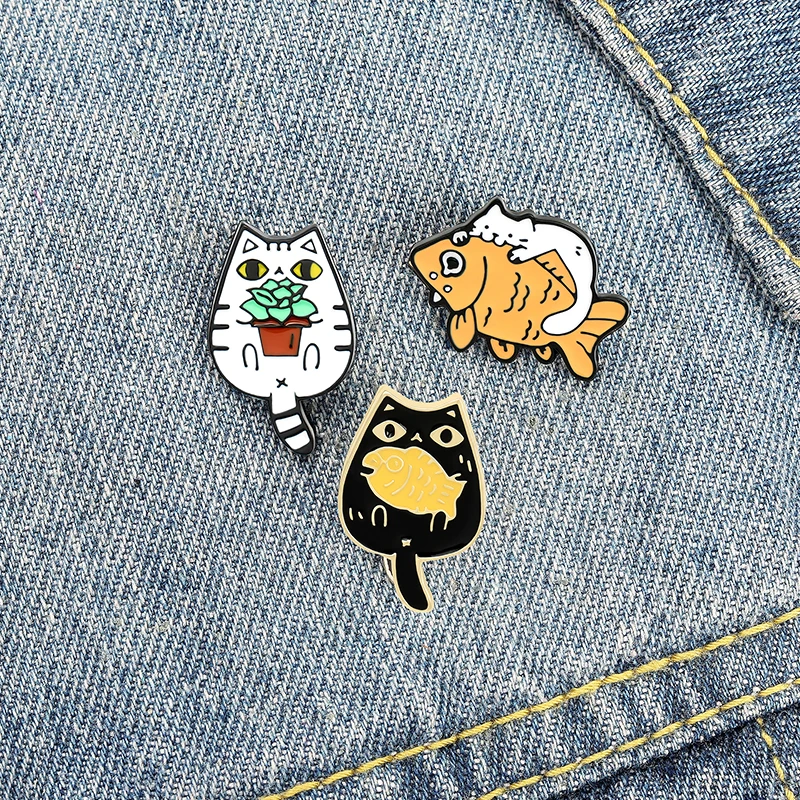 

Cat Holding Fish Enamel Pin Cat's Favorite Food Brooches Collect Lapel Badges Cartoon Pins Gifts for Friends Jewelry Wholesale