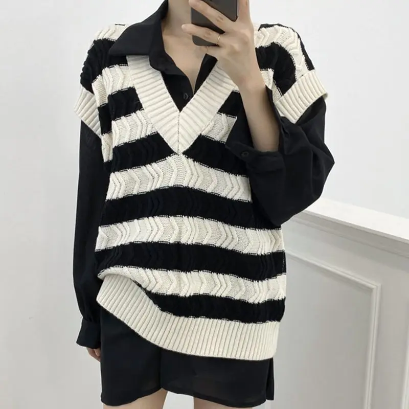 

2022 Early Spring Contrast Stripes Loose Wild Ins Knitted Vests For Women Retro Fashionable V-Neck Sleeveless Chic Waistcoat