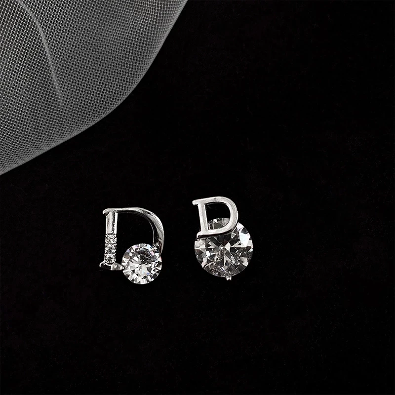 

2021 New Shiny Zircon Gold Asymmetric D Letter Stud Earrings for Woman Korean Fashion Party Girl's Sexy Luxury Jewelry Earring