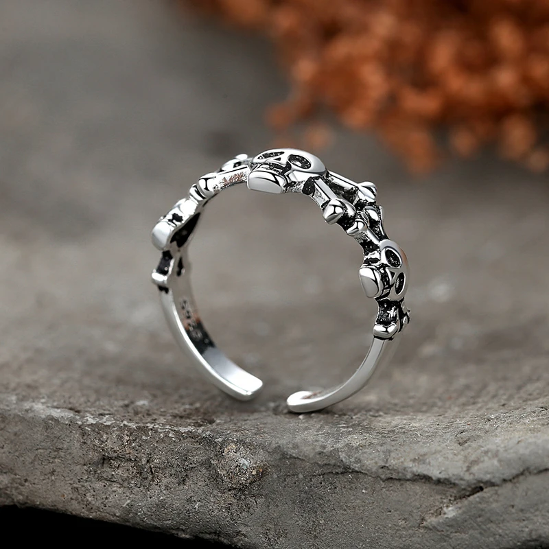 Черное кольцо с черепом и скелетом в винтажном стиле