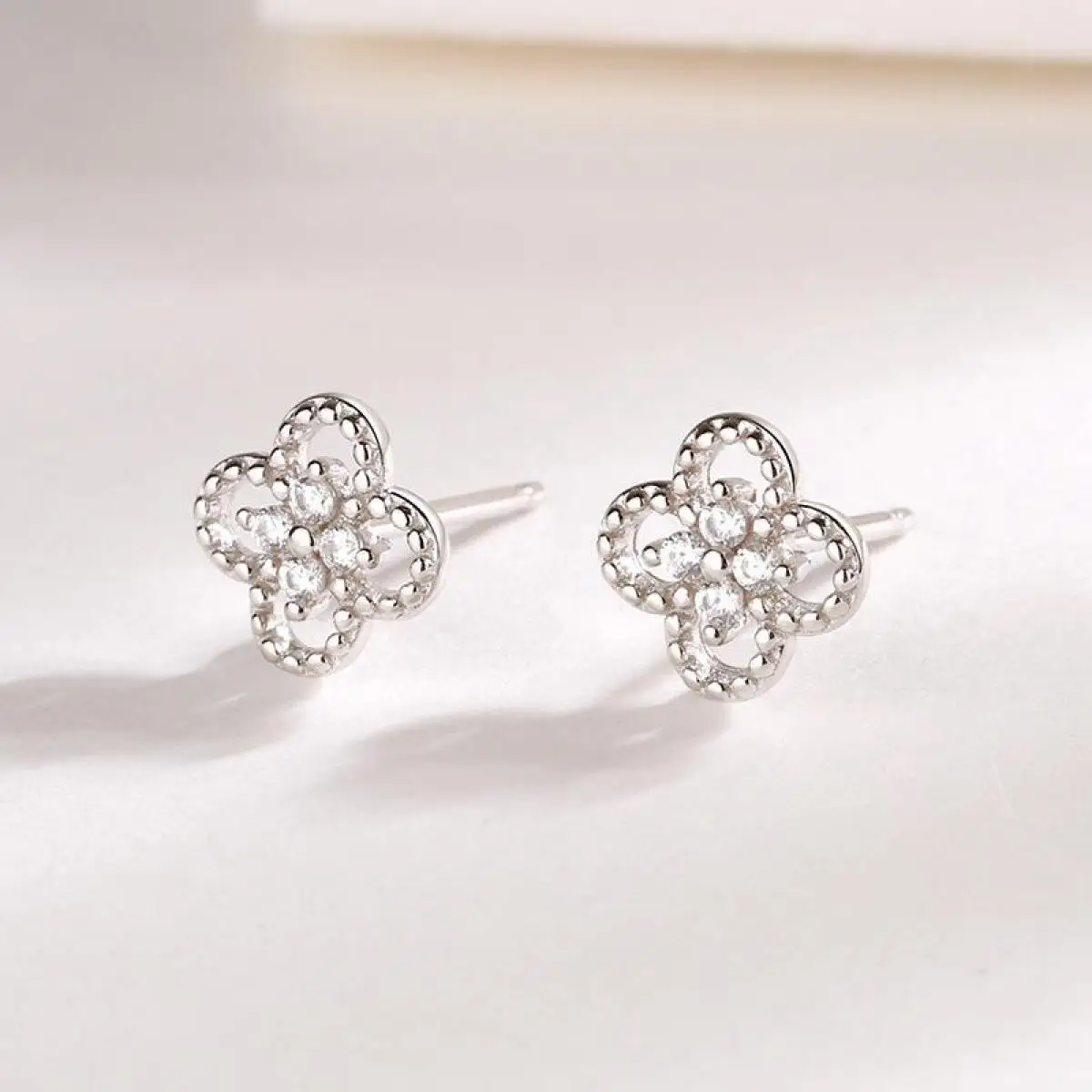 

Женские серьги-гвоздики из серебра 925 пробы с цирконом