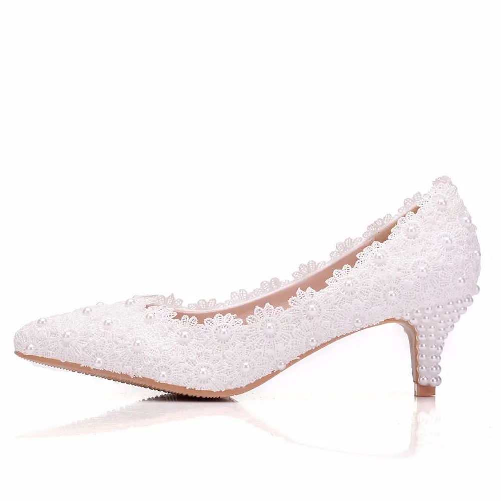 Белые кружевные свадебные туфли с кристаллами на толстом каблуке 5 см белые