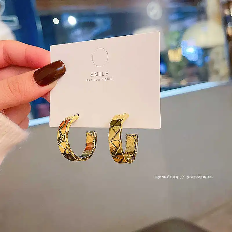 

S925 silver needle Korean version new rhombic Round Earrings women's semicircle fashion temperament Earrings net red same ear