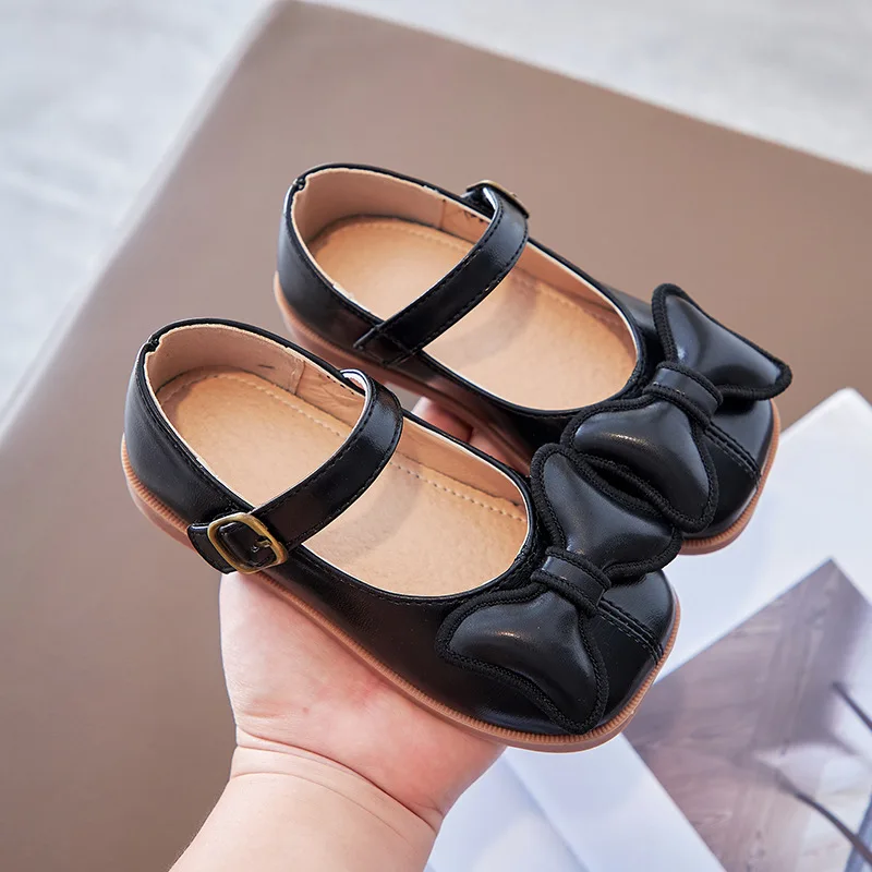 

Кожаные туфли на мягкой подошве для девочек, модель 2022 года, демисезонная милая детская модная обувь, черные детские туфли с украшением в ви...