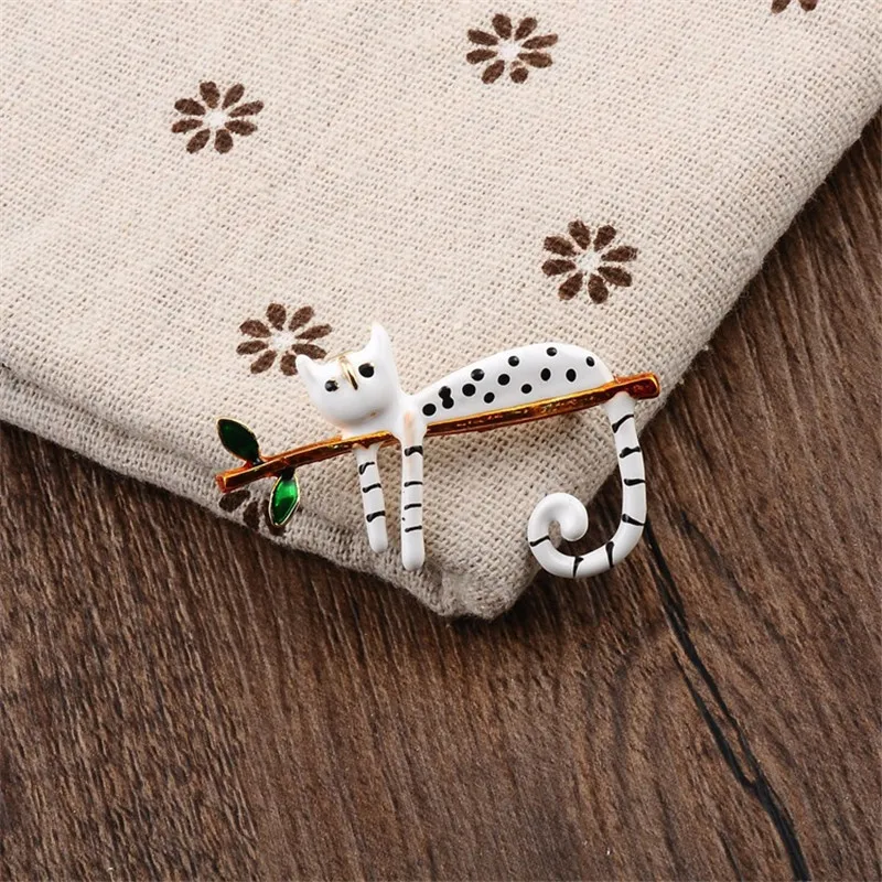 1 pcs Cute Lovely White Black Cat Brooches for Women Men Trendy Branch Kitty Suit Cloth Accessories Alloy Brooch Pin Jewelry | Украшения и