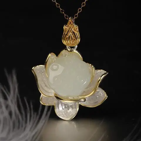 

Handmade S925 Sterling Silver Natural Inlaid Hetian Jade White Jade Lotus Lotus Seedpod Ladies Clavicle Chain Pendant Pendant
