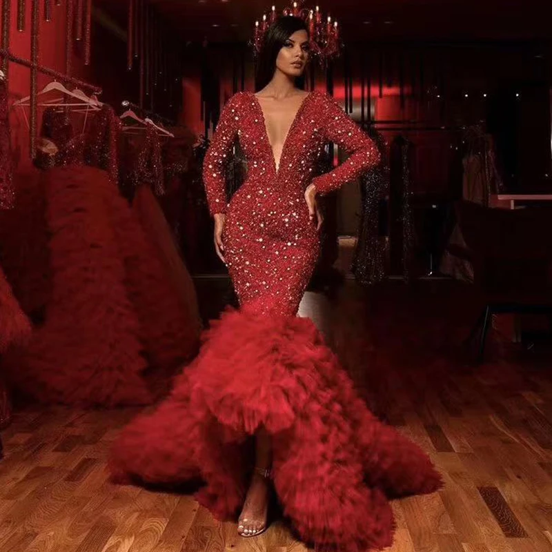 Роскошное красное вечернее платье с длинным рукавом украшенное стразами и