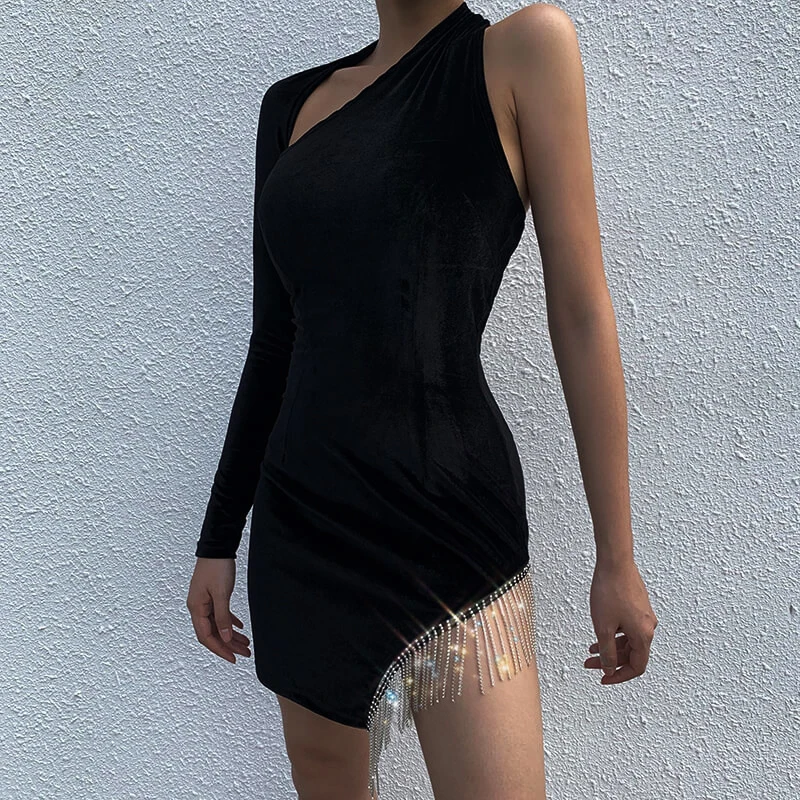 Черное блестящее платье с кисточками и кристаллами стразы на одно плечо длинным