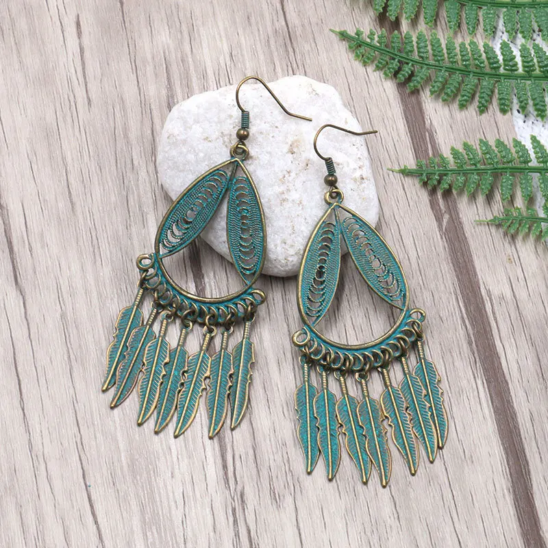 

New Retro Hollow Leaf Earrings Leaf Alloy Pendant Tassel Earrings Bohemian Feather Leaf Tassel Beach Wind Earrings