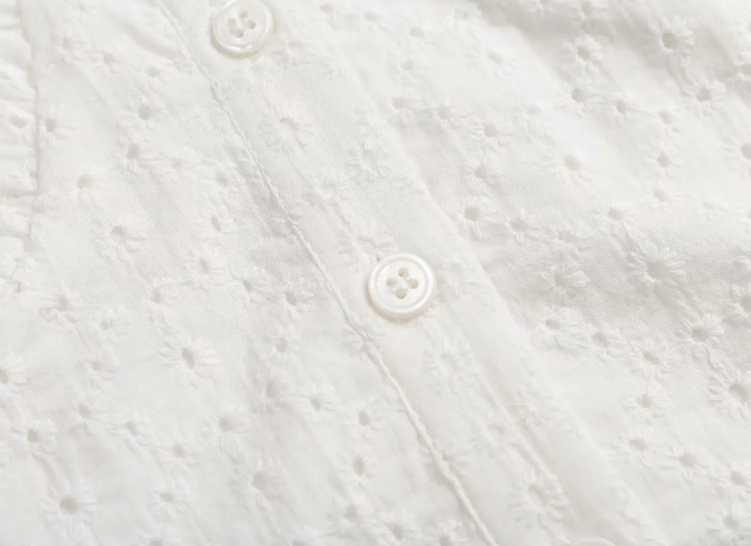 

2021 White Embroidered Hollow Ladies Top Sweet Square Collar Puff Sleeve Buttoned Top Summer Ladies Party Top