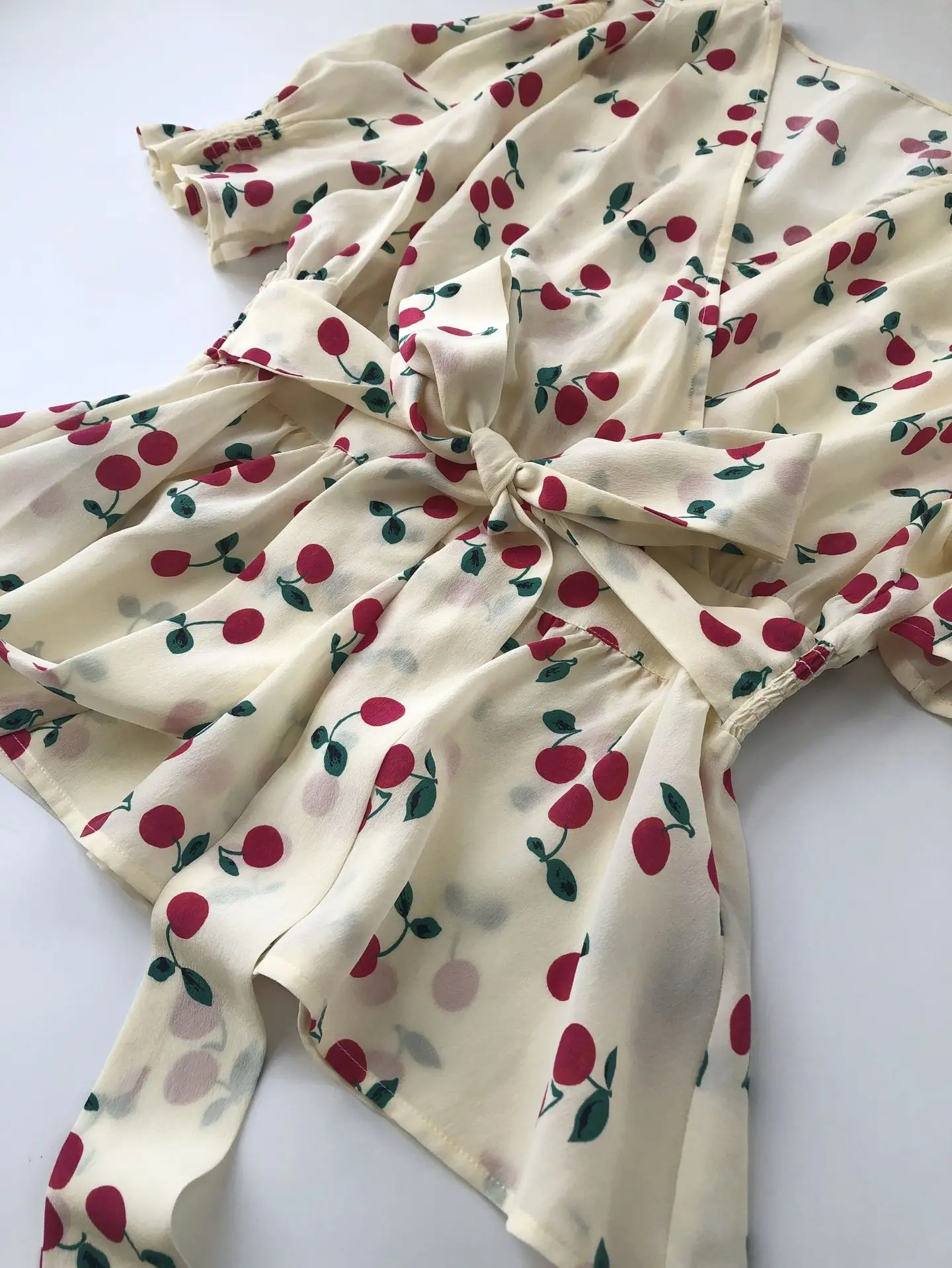

100% Silk Shirts Fashion Women Luxury Summer Elegant Sweet Cute Cherry Print Lace V-Neck Silk Short-Sleeved Shirt Blouse