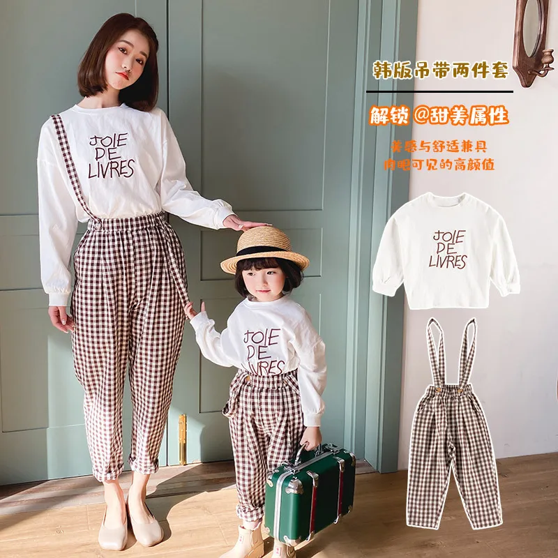 

2021 весенне-осенний Повседневный костюм для родителей и девочек клетчатый комбинезон + футболка одежда для мамы и ребенка одинаковая семейн...