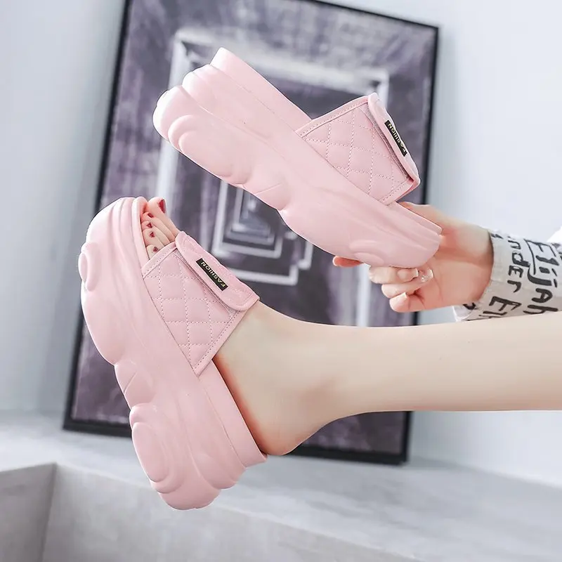 Женские шлепанцы на танкетке сандалии платформе и высоком каблуке с открытым