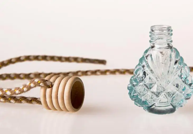 

Small Glass Clear Empty Perfume Bottle, Car Pendant Personalized Gifts, Wood Cap Empty Glass Perfume Bottle Wholesale