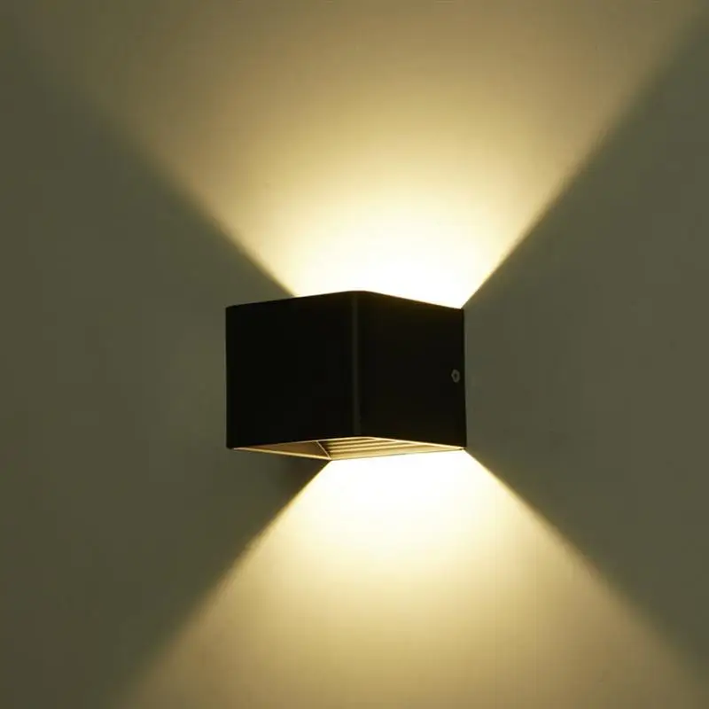 Компактная и квадратная двухголовая настенная лампа прикроватная Прихожая