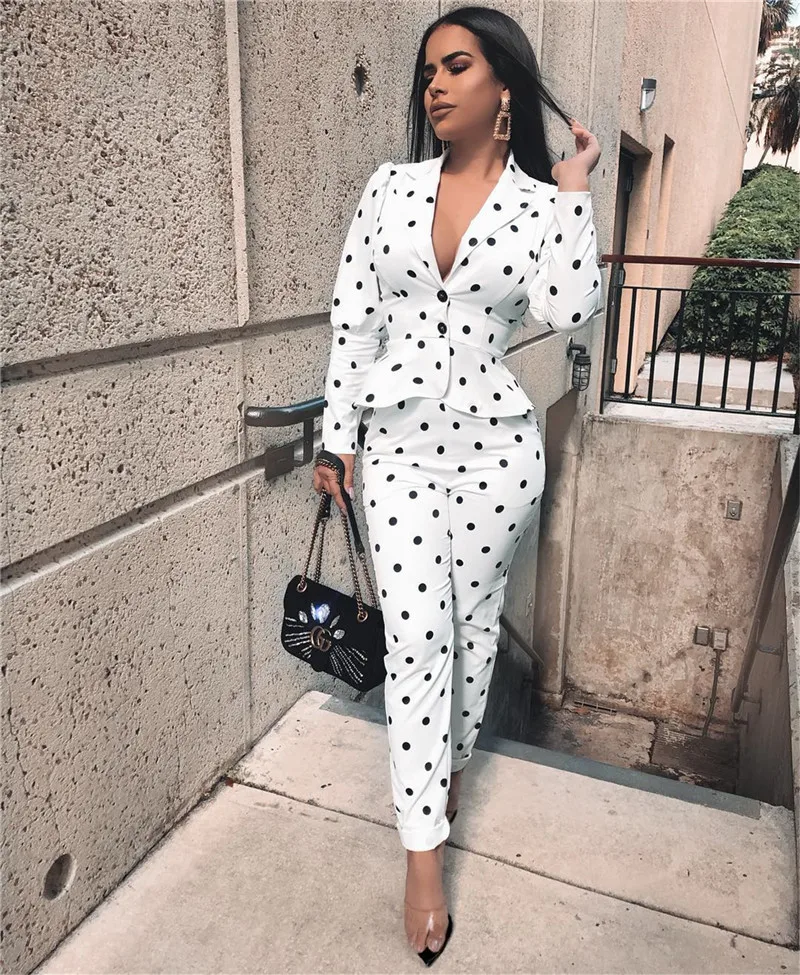 Женский офисный костюм из блейзера и брюк элегантный в горошек с отложным