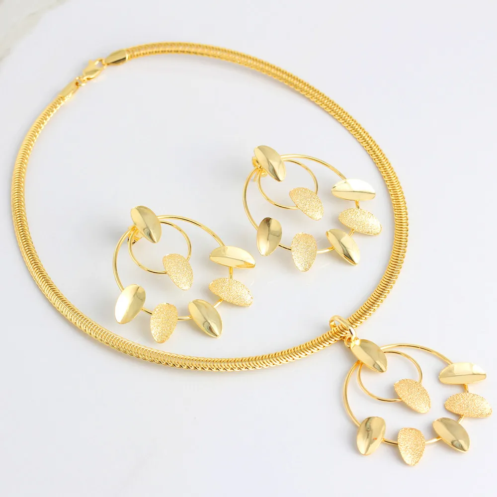 

2022 Trendy Women Jewelry Set Gold Color Flower Pendant Choker Necklace Earrings Jewelry for Weddings Bridal Bohemia Accessories